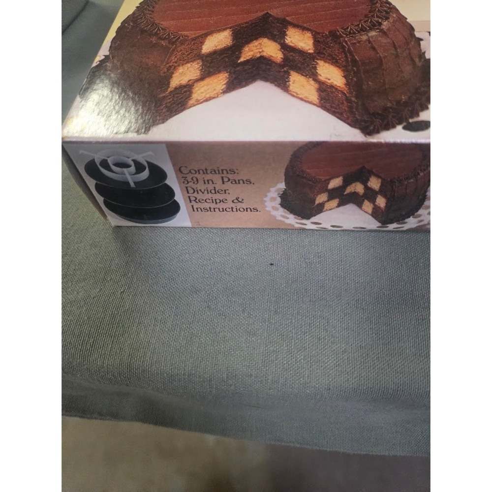 Chicago Metallic Checkerboard Cake Pan Set 21206 3-9 Inch Pans Non-Stick Black - Picture 3 of 5